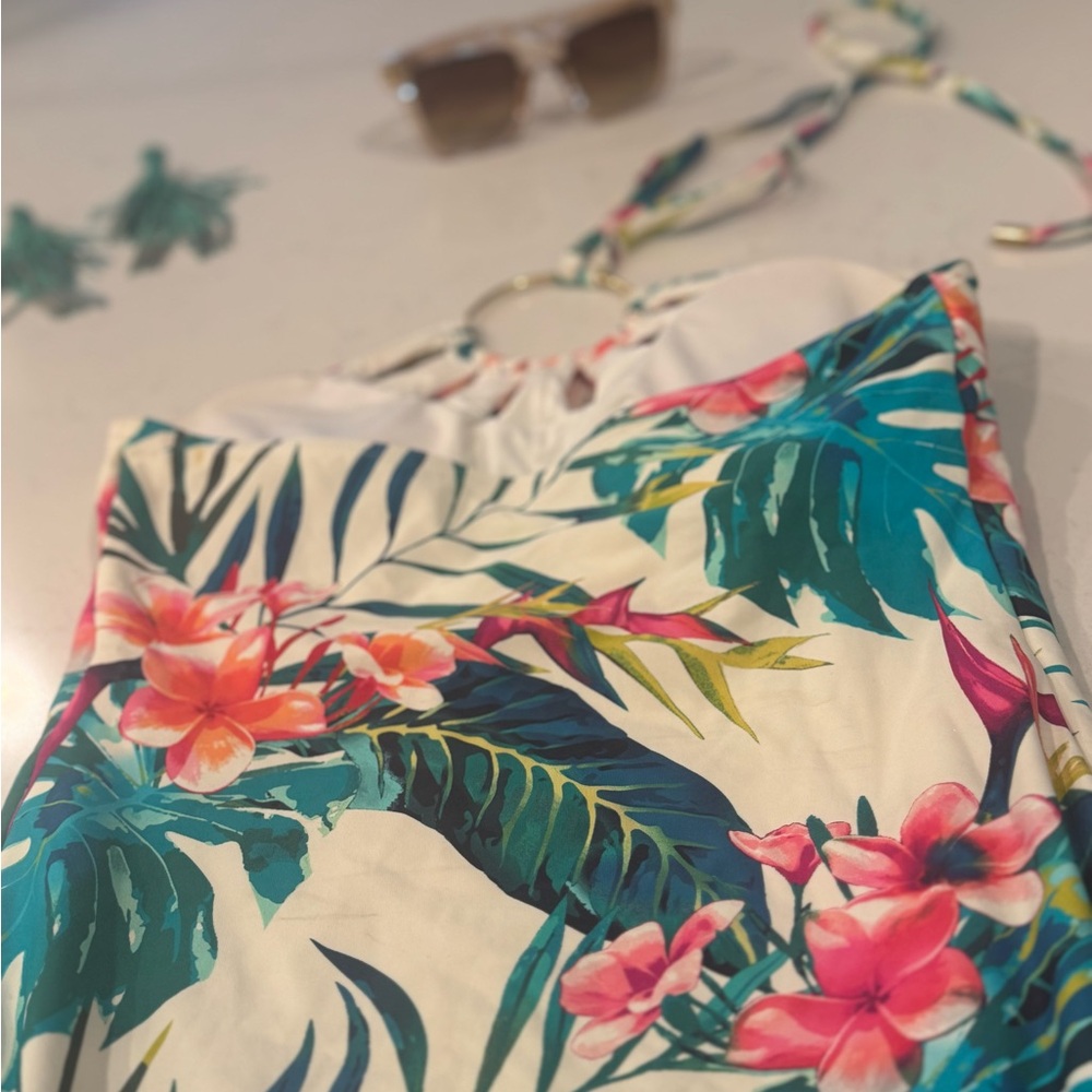 Vince Camuto Women’s Tropical Floral One Piece Swimsuit - Picture 8 of 11